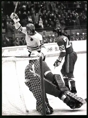 Fotografie Garmisch, Eishockey Länderspiel Deutschland vs Polen 1975, Köpf erzielt 1:0 gegen TW Kosyl
