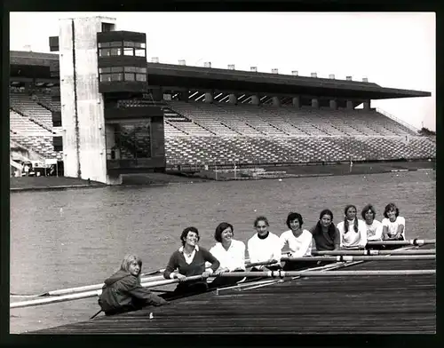Fotografie München, Int. Deutsche Rudermeisterschaft 1975, Deutscher Frauen Achter auf der Olympiastrecke