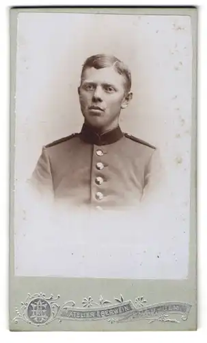 Fotografie Atelier Eberwein, Neu-Ulm, Bahnhofstrasse, Soldat mit Seitenscheitel in Uniform