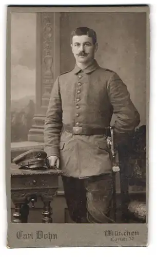 Fotografie Carl Dohn, München, Caristrasse, Soldat in Feldgrau mit Portepee und Säbel