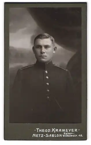 Fotografie Theod. Krameyer, Metz-Sablon, Kaiser-Wilhelmstrasse 48, Junger Soldat in Uniform mit gescheiteltem Haar