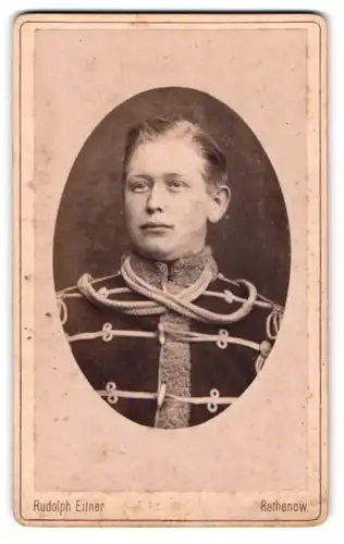 Fotografie Rudolph Eitner, Rathenow, Fabrikenstrasse, Junger Husar in Uniform