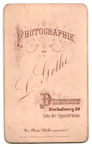 Fotografie L. Gothe, Dresden, Bischofsweg, Soldat in Feldgrau mit Säbel, Portepee und Schirmmütze