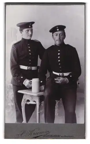 Fotografie A. Krumm, Mindelheim, am Rossmarkt, Zwei junge Soldaten mit Bajonett und Portepee