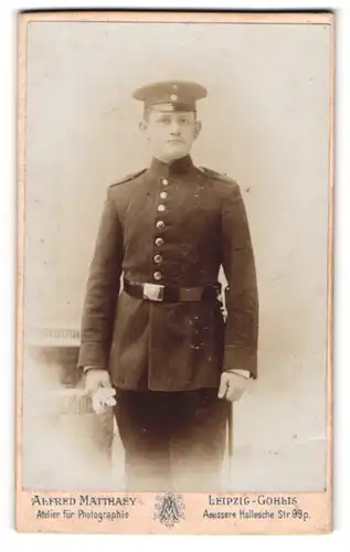 Fotografie Alfred Matthaey, Leipzig-Gohlis, Aeussere Hallesche Strasse 99p, Soldat in Uniform mit Portepee und Bajonett