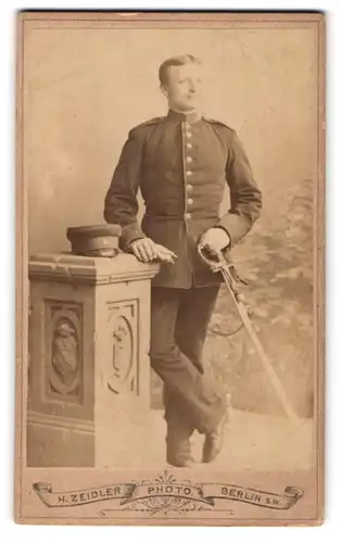 Fotografie H. Zeidler, Berlin, Jerusalemerstrasse 59, Soldat in Uniform mit Säbel und Portepee, Schirmmütze