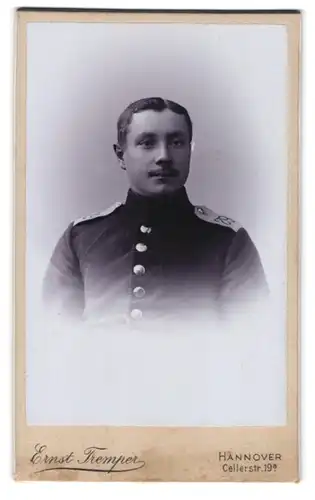 Fotografie Ernst Tremper, Hannover, Cellerstrasse 19a, Junger Soldat in Uniform des IR 79