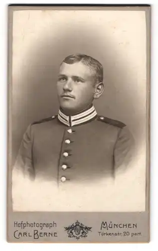 Fotografie Carl Berne, München, Türkenstrasse 20, Junger Gardesoldat in Uniform