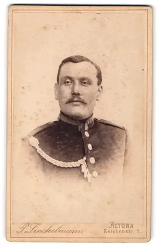 Fotografie P. Linckelmann, Altona, Reichenstrasse 1, Unteroffizier in Uniform mit Schützenschnur