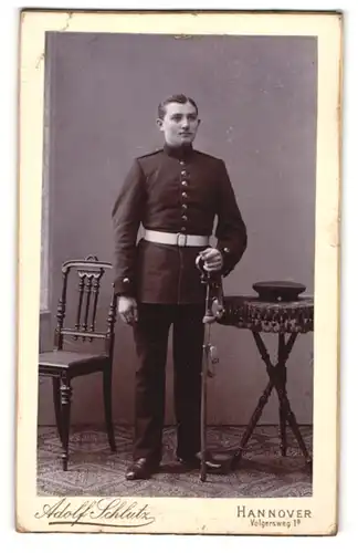 Fotografie Adolf Schlutz, Hannover, Volgersweg 1b, Soldat in Uniform mit Säbel und Portepee