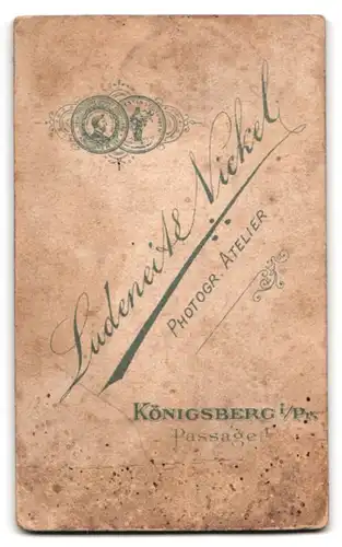 Fotografie Ludeneit & Nickel, Königsberg, Passage 1, Musikcorps-Soldat in Uniform mit Schwalbennestern und Bajonett