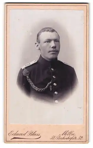 Fotografie Eduard Blass, Mölln, Bahnhofstrasse 52, Junger Soldat mit Schützenschnur, IR 76