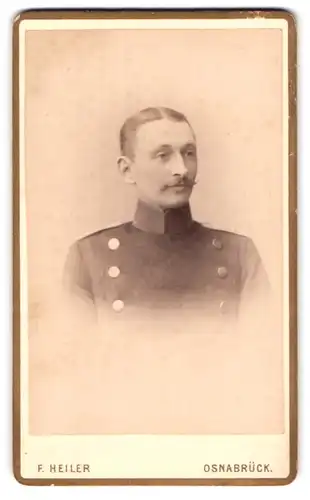 Fotografie F. Heiler, Osnabrück, Grosse Strasse 28, Soldat mit Mittelscheitel in Uniform