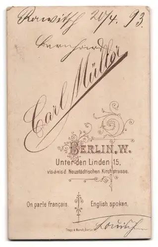 Fotografie Carl Müller, Berlin, Unter den Linden 15, Uffz. in Uniform mit sorgfältig gescheitelten Haaren