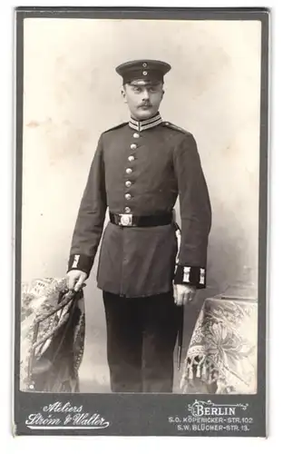 Fotografie Ström & Walter, Berlin, Köpenicker-Strasse 102, Gardesoldat in Uniform mit Schirmmütze