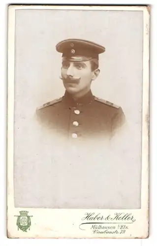 Fotografie Huber & Keller, Mülhausen, Vaubanstrasse 79, Soldat des IR 112 in Uniform mit Schirmmütze