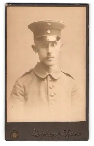 Fotografie Hofphotograph Koenig, Altenburg S.A., Ernst-Strasse 14, Soldat in Feldgrau mit Schirmmütze