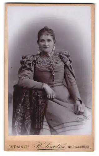 Fotografie R.Lowatsch, Chemnitz, An der Nicolaibrücke, Sitzende Dame mit Stirnlocken und Puffärmeln