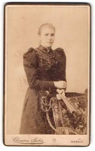 Fotografie Clemens Seeber, Chemnitz, Theaterstrass 32, Junges Mädchen mit Fächer in der Hand