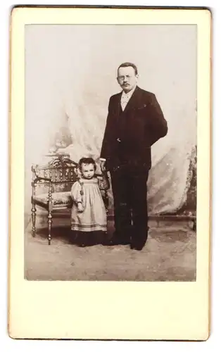Fotografie unbekannter Fotograf und Ort, Herr mit Brille und einem Kleinkind an der Hand