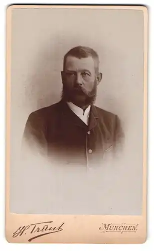 Fotografie H. Traut, München, Herzog-Wilhelm-Strasse 32, Mann mit kurzen Haaren und Backenbart