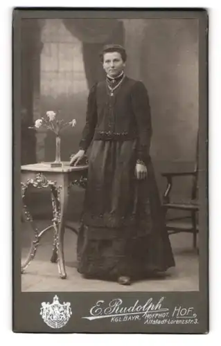 Fotografie E. Rudolph, Hof, Altstadt-Lorenzstrasse 3, Junge Dame in einem weit geschnittenen Kleid