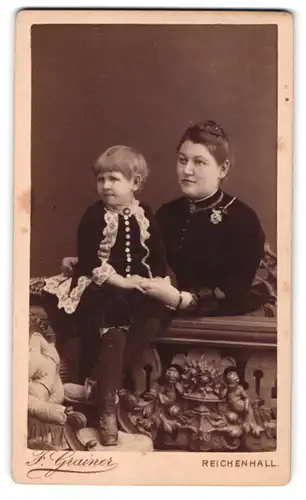 Fotografie H. Grainer, Reichenhall, Elegante Mutter und Kind im Samtanzug