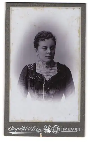 Fotografie Stapelfeld & Sohn, Limbach i. S., Dorotheenstrasse 8, Junge Dame mit Lockenfrisur