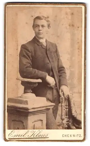 Fotografie Emil Klaus, Chemnitz, Junger Mann in gestreiften Hosen