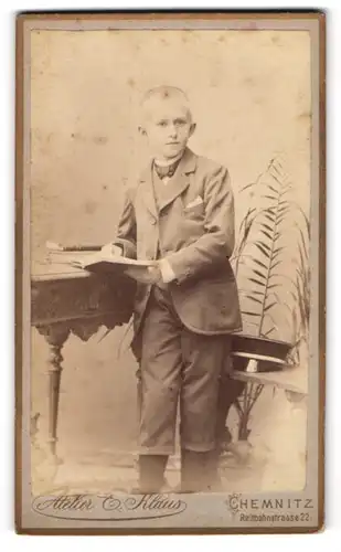 Fotografie Atelier E. Klaus, Chemnitz, Reitbahn-Strasse 22, Knabe im hellen Anzug mit kurzen Hosen