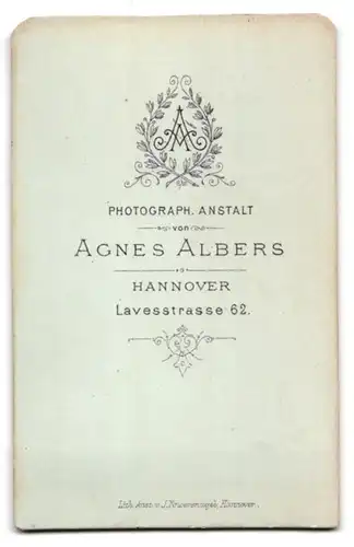 Fotografie Agnes Albers, Hannover, Lavesstrasse 62, Dame mit Mitelscheitel und Rüschenkragen