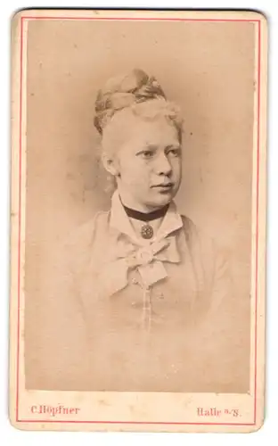 Fotografie C. Höpfner, Halle a. S., Alter Markt 1, Junge blonde Dame mit Turmfrisur und Halsband