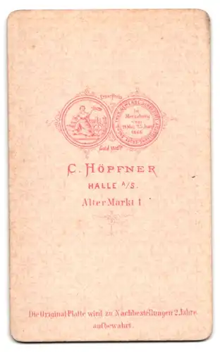 Fotografie C. Höpfner, Halle a. S., Alter Markt 1, Junge blonde Dame mit Turmfrisur und Halsband
