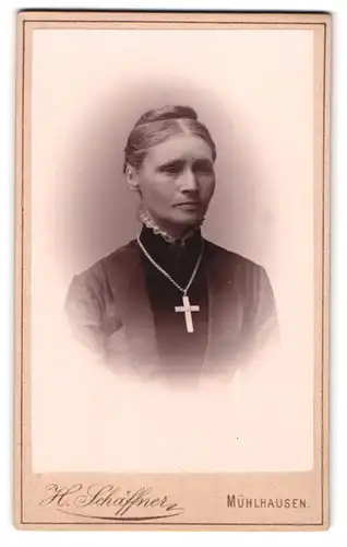 Fotografie H. Schäffner, Mühlhausen /Th., neben Weymars-Felsenkeller, Dame mit verhärmtem Gesicht und grossem Kreuz