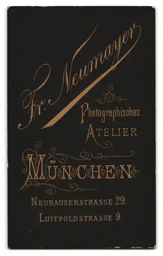 Fotografie Fr. Neumayer, München, Neuhauserstrasse 29, Glattrasierter Jüngling mit Zwicker und Seitenscheitel