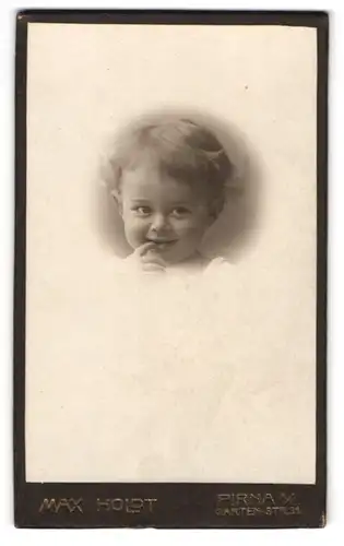 Fotografie Max Holdt, Pirna a. E., Gartenstr. 31, Kleines Kind in weisser Kleidung