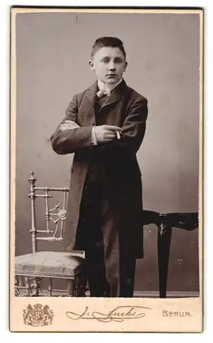 Fotografie J. Fuchs, Berlin, Königstr. 52, Elegant gekleideter junger Mann mit Zigarette