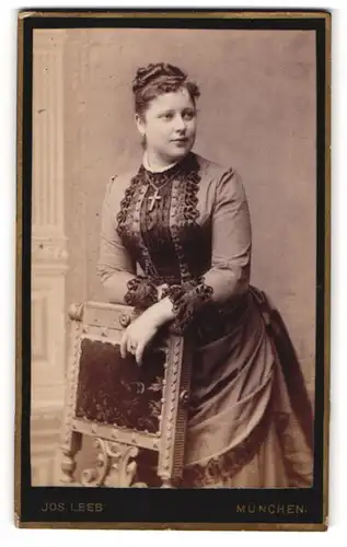 Fotografie J. Leeb, München, Schönfeldstr. 18, Fräulein im Kleid mit Kreuzkette