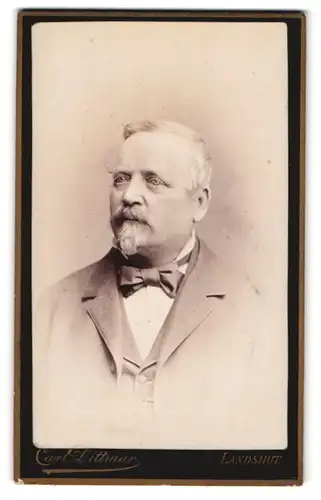 Fotografie Carl Dittmar, Landshut, Älterer Herr im Anzug mit Victor-Emanuel Bart