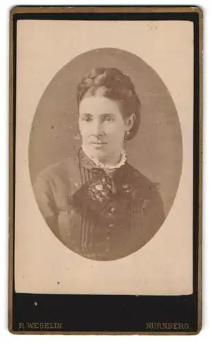 Fotografie R. Wegelin, Nürnberg, Junge Dame mit Hochsteckfrisur