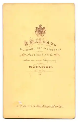 Fotografie H. Mathaus, München, Maximilianstr. 13, Bürgerliche Dame im Kleid