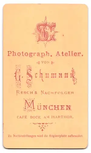 Fotografie G. Schumann, München, Junge Dame im zeitgenössischen Kleid