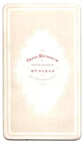Fotografie Franz Neumayer, München, Neue Pferdstr. 2, Junge Dame mit Kragenbrosche und Medaillon