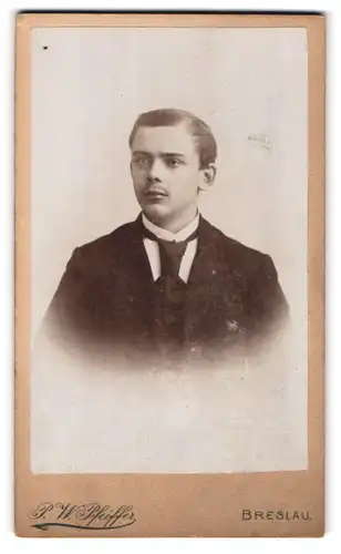 Fotografie P. W. Pfeiffer, Breslau, Moltkestr. 6, Junger Herr im Anzug mit Krawatte