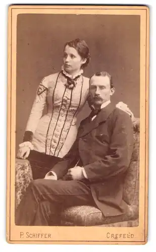 Fotografie P. Schiffer, Krefeld, Neue Linnerstr. 74, Junges Paar in hübscher Kleidung