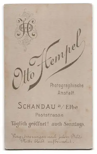 Fotografie Otto Hempel, Schandau a. Elbe, Poststrasse, Junge Dame im Kleid mit einem Buch