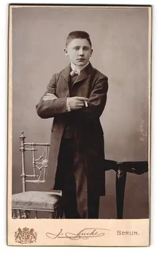 Fotografie J. Fuchs, Berlin, Königstr. 52, Elegant gekleideter junger Mann mit Zigarette