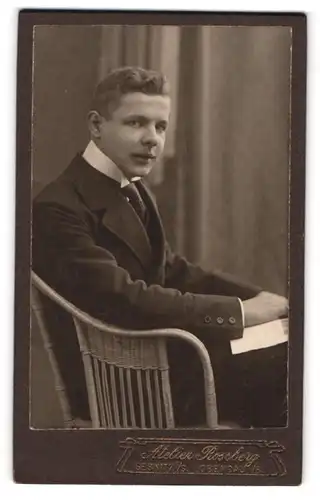 Fotografie Atelier Rossberg, Sebnitz i. S., Junger Mann im Anzug mit Krawatte
