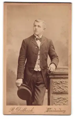 Fotografie R. Dittrich, Frankenberg i.S., Freibergerstr. 33, Student in Anzugjacke mit Schirmmütze