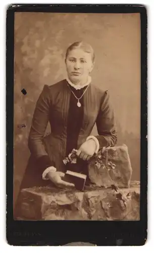 Fotografie Ed. Blass, Chemnitz, Mühlenstr. 41, Junge Dame im Kleid mit Halskette